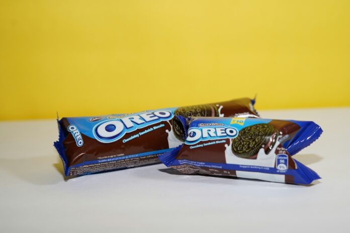 Oreo kakor på ett skrivbord