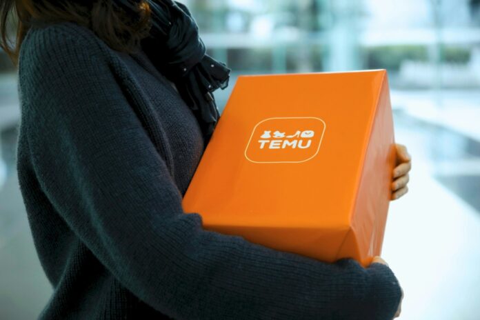 Kvinna som håller paket från Temu