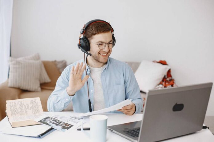 Man med headset vid laptop